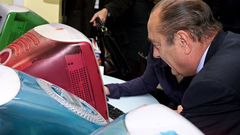 Jacques Chirac regarde des ordinateurs, le 2 mars 2000, lors d'une visite à "Republic Alley", la première communauté de start-up en France