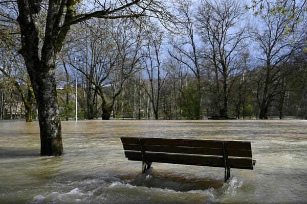 Un banc public de Velars-sur-Ouche (Côte-d'Or) le 1er avril 2024