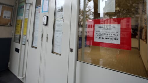 Porte d'une école primaire parisienne sur laquelle est placardé un avis de grève, ce jeudi.