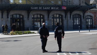 Policiers devant la gare de Saint-Brieuc.