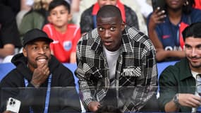 Presnel Kimpembe et Nordi Mukiele en tribunes pendant un match de foot en avril 2024