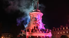 Plusieurs centaines de personnes se sont rassemblées mardi soir dans le calme place de la République à Paris pour protester contre l'évacuation violente la veille d'un campement de migrants dont les images ont choqué jusqu'au ministre de l'Intérieur.