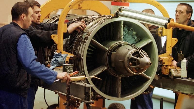 Des ouvriers assurent la maintenance d'un réacteur. (Illustration)