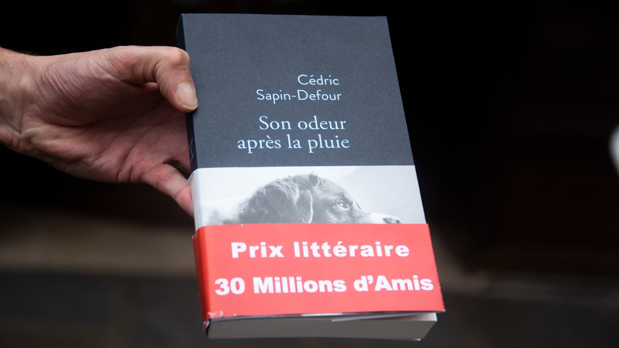 "SON ODEUR APRÈS LA PLUIE": LE LIVRE À SUCCÈS DE CÉDRIC SAPIN-DEFOUR ADAPTÉ AU THÉÂTRE