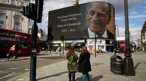 Un écran diffuse une photo du prince Philip à Piccadilly Circus, dans le centre de Londres, le 9 avril 2021. 