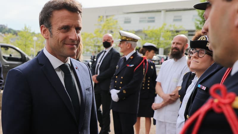 Macron se rend auprès de soldats blessés dans un hôpital militaire à Clamart