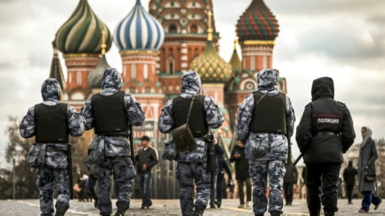 Des policiers et des membres de la Garde nationale en patrouille sur la place Rouge à Moscou, le 20 octobre 2021