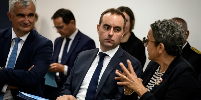 Le nouveau Premier ministre Sébastien Lecornu assiste à une réunion lors de sa visite du centre de santé départemental de Mâcon, le 13 septembre 2025