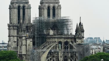 Vue de Notre-Dame et de l'échafaudage fondu, le 16 avril 2019