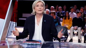 Marine Le Pen souhaite que la France sorte de l'euro. 