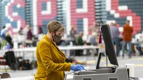 Une personne travaillant dans un bureau de vote à Sun Prairie dans le Wisconsin le 3 novembre 2020.