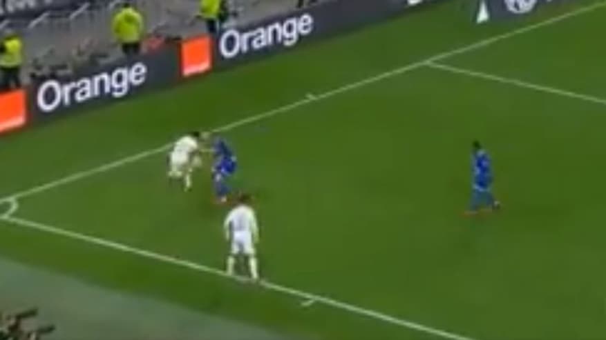 Lucas Paqueta tente un coup du sombrero sur Giulian Biancone