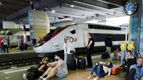 Des voyageurs patientant sur le quai de la gare Montparnasse à Paris, le 27 juillet 2018.