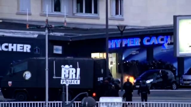 Intervention des forces de l'ordre lors de la prise d'otages à l'hyper cacher de la porte de Vincennes le 9 janvier 2015.