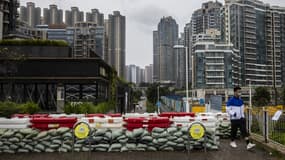 À Hong Kong, des sacs de sable ont été disposés sur le front de mer pour empêcher une inondation alors que le typhon Saola menace de frapper la mégalopole, le 1er septembre 2023