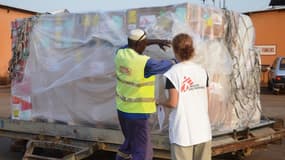 Du matériel médical est réceptionné à l'aéroport de Conakry, en Guinée, le 29 mars.