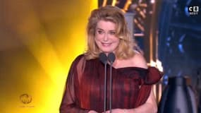 Catherine Deneuve ouvrant la 11e cérémonies des Globes de cristal, diffusés sur C8 le 30 janvier 2017.