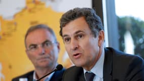 Philippe Carli, PDG du Groupe Amaury (à droite), et l'ancien cycliste français Bernard Hinault (à gauche), lors d'une conférence de presse à Paris pour lancer l'opération "Au Tour de l'Emploi", au MEDEF (Mouvement des entreprises de France) bureaux à Paris, le 18 mai 2015
