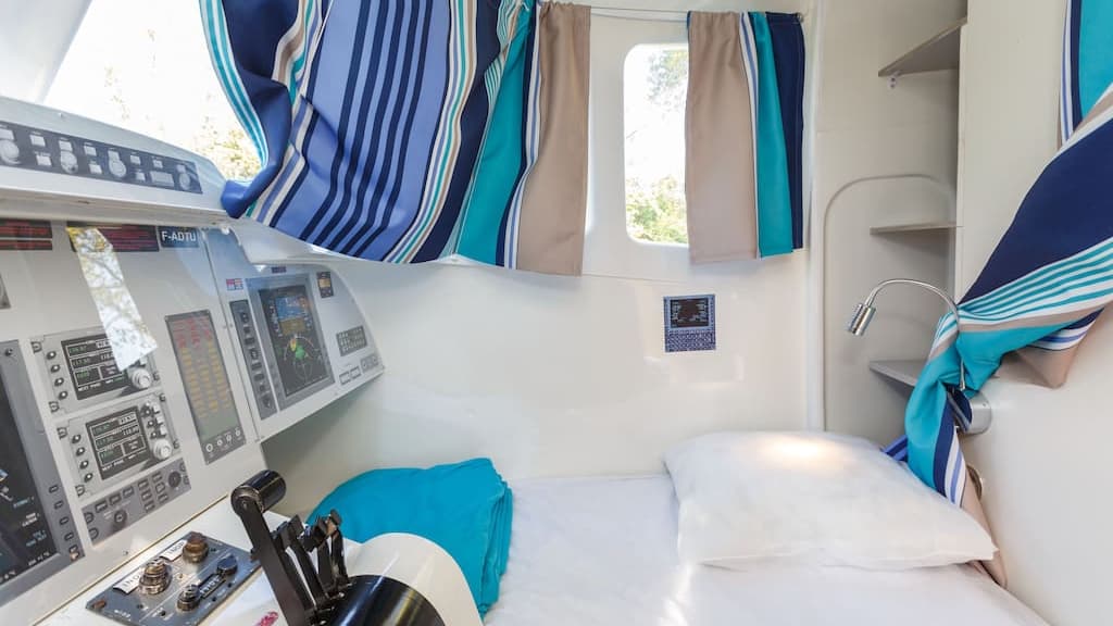 Un lit a été aménagé dans le cockpit de l'appareil.