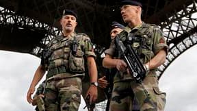 Soldats en patrouille sous les pilliers de la Tour Eiffel. Les deux-tiers des Français ne croient pas que le risque d'attentat en France soit renforcé, selon un sondage BVA pour Canal Plus diffusé jeudi. /Photo prise le 16 septembre 2010/REUTERS/Charles P