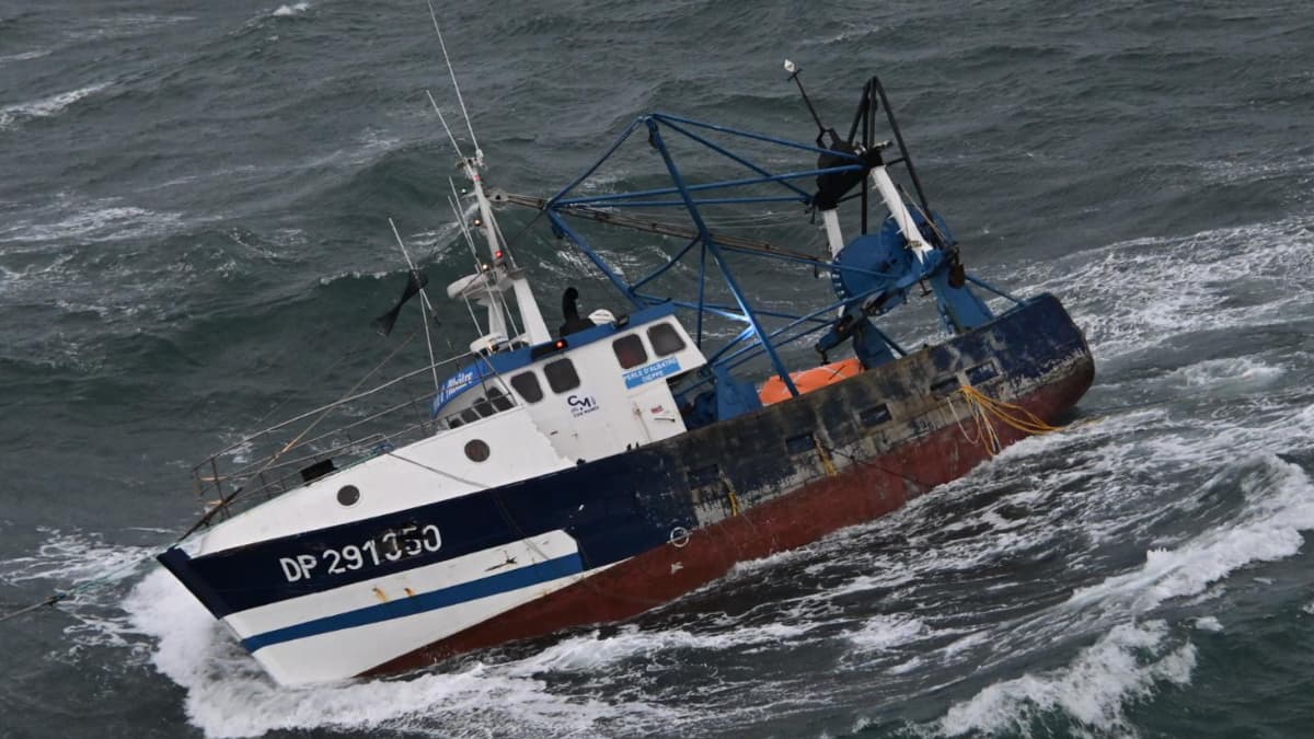 Tempête Benjamin: quatre marins secourus au large d'Ouistreham alors que leur bateau de pêche était en panne