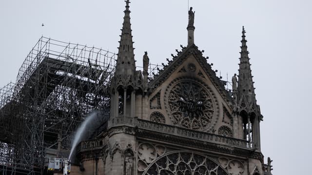 Les pompiers étaient encore présents sur l'édifice mardi matin