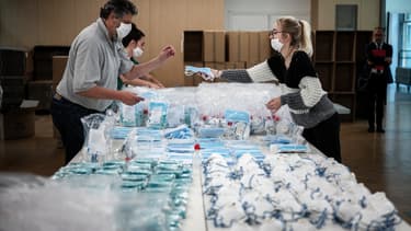 Des masques de protection à destination des Ehpad en train d'être préparés en Auvergne-Rhône-Alpes