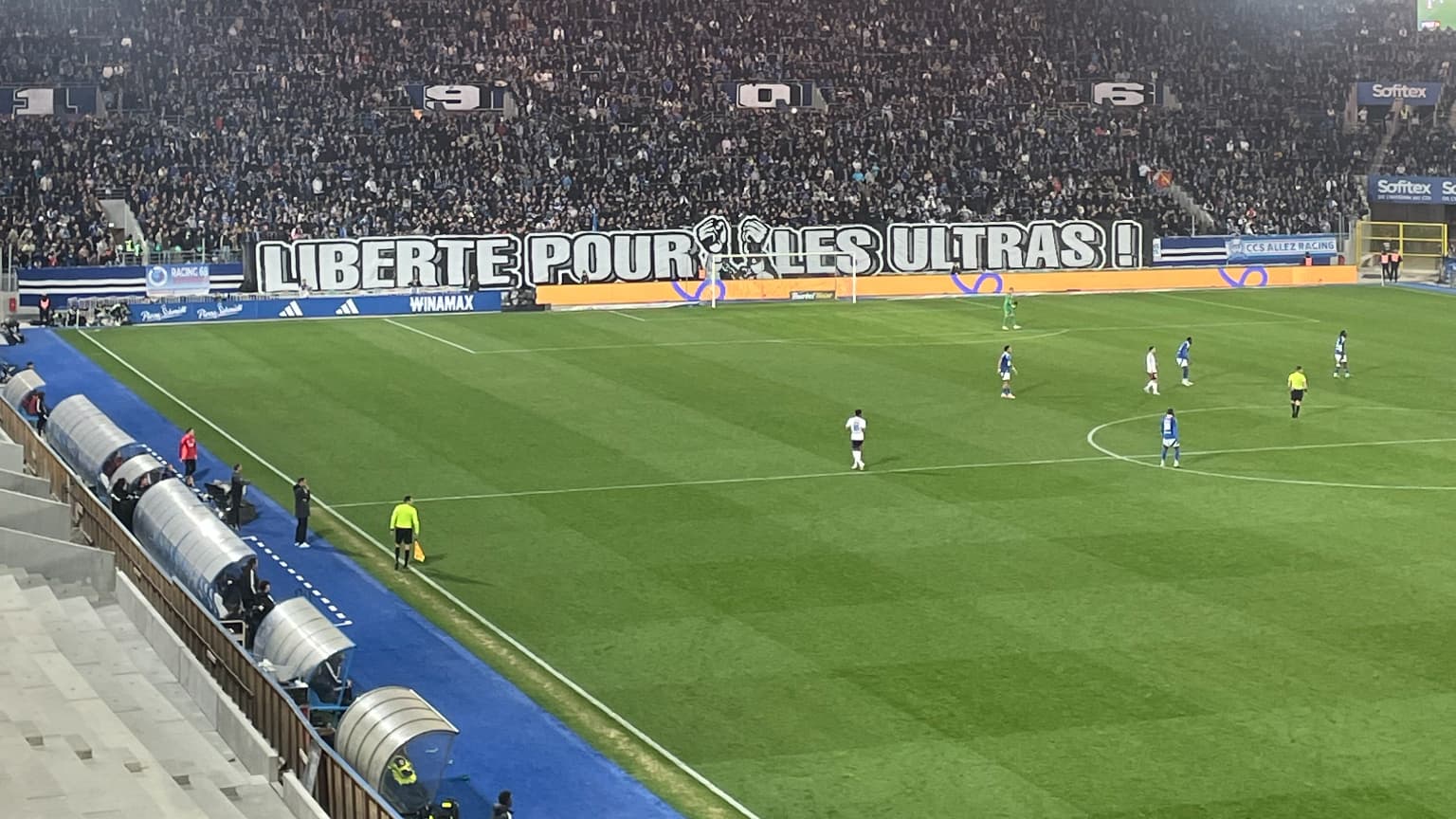 La banderole "Liberté pour les Ultras" des supporteurs de Strasbourg à la Meinau, 28 mars 2025