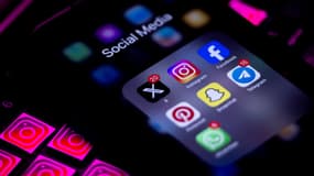 Les écrans de téléphones portables affichent le logo d'Instagram et un dossier de médias sociaux. 