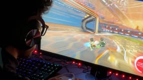 Tête baissée dans les écrans, les jeunes de la section e-sport s'entraînent environ neuf heures par semaine. 