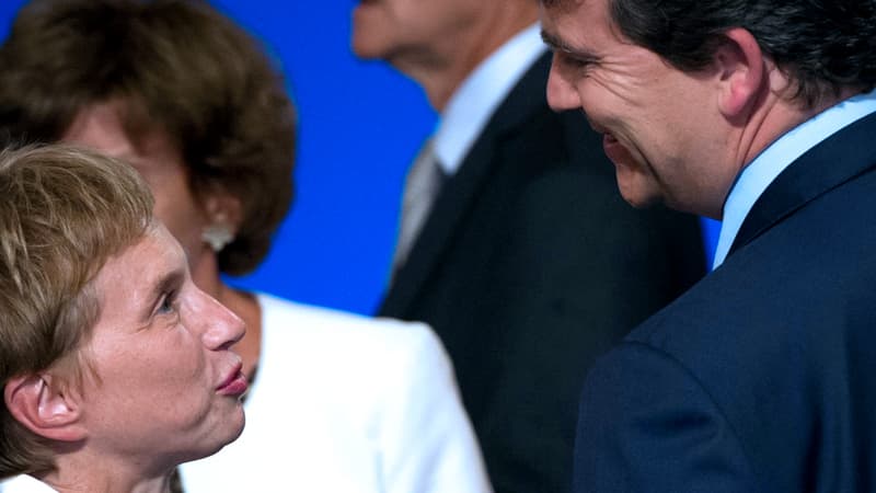 Laurence Parisot s'entretient avec Arnaud Montebourg à l'occasion de la conférence des ambassadeurs de François Hollande.