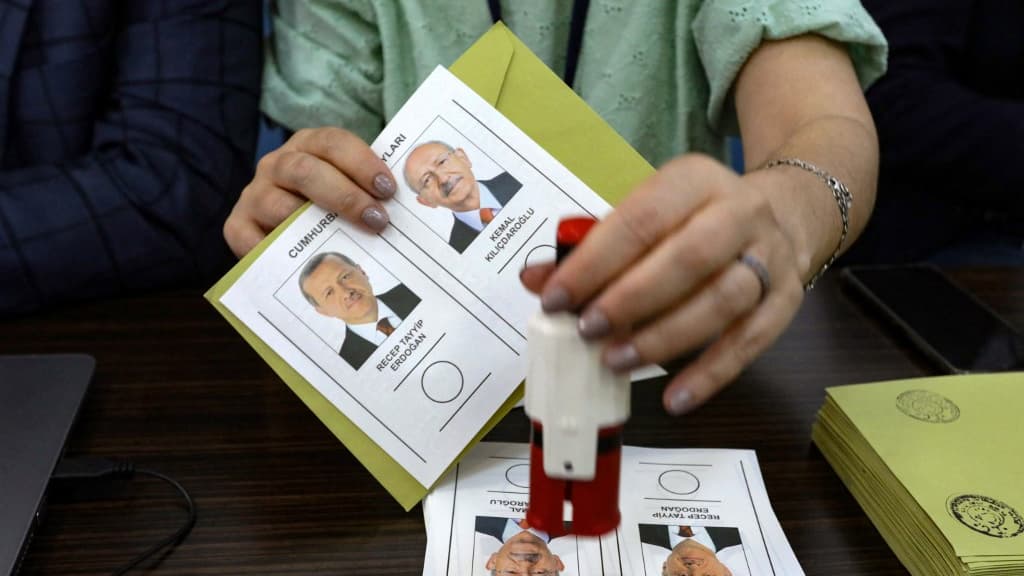 Bulletin montrant les images des deux candidats à la présidence turque, avant le second tour de l'élection présidentielle qui se tient ce dimanche