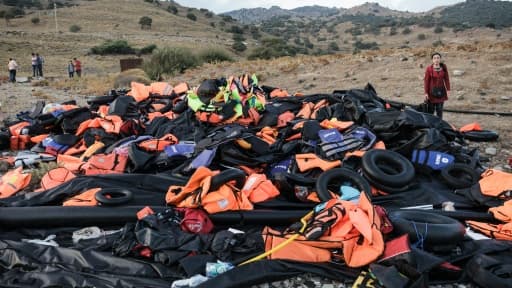 Des bouées, des gilets de sauvetages et des bateaux gonflables échoués sur Lesbos, le 23 août 2015.