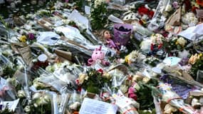 Messages, fleurs, jouets en hommage aux victimes de l'attaque au couteau perpétrée trois jours plus tôt, à Annecy le 11 juin 2023