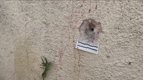 Une trace de balle dans un mur de Marseille, en lien avec les affrontements entre deux gangs