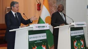 Le secrétaire d'État américain Antony Blinken lors d'une conférence de presse conjointe avec le ministre nigérien des Affaires étrangères Hassoumi Massoudou, au palais présidentiel de Niamey, au Niger, le 16 mars 2023.