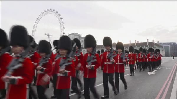 Soldati britannici sul Westminster Bridge a Londra sabato 6 maggio 2023.