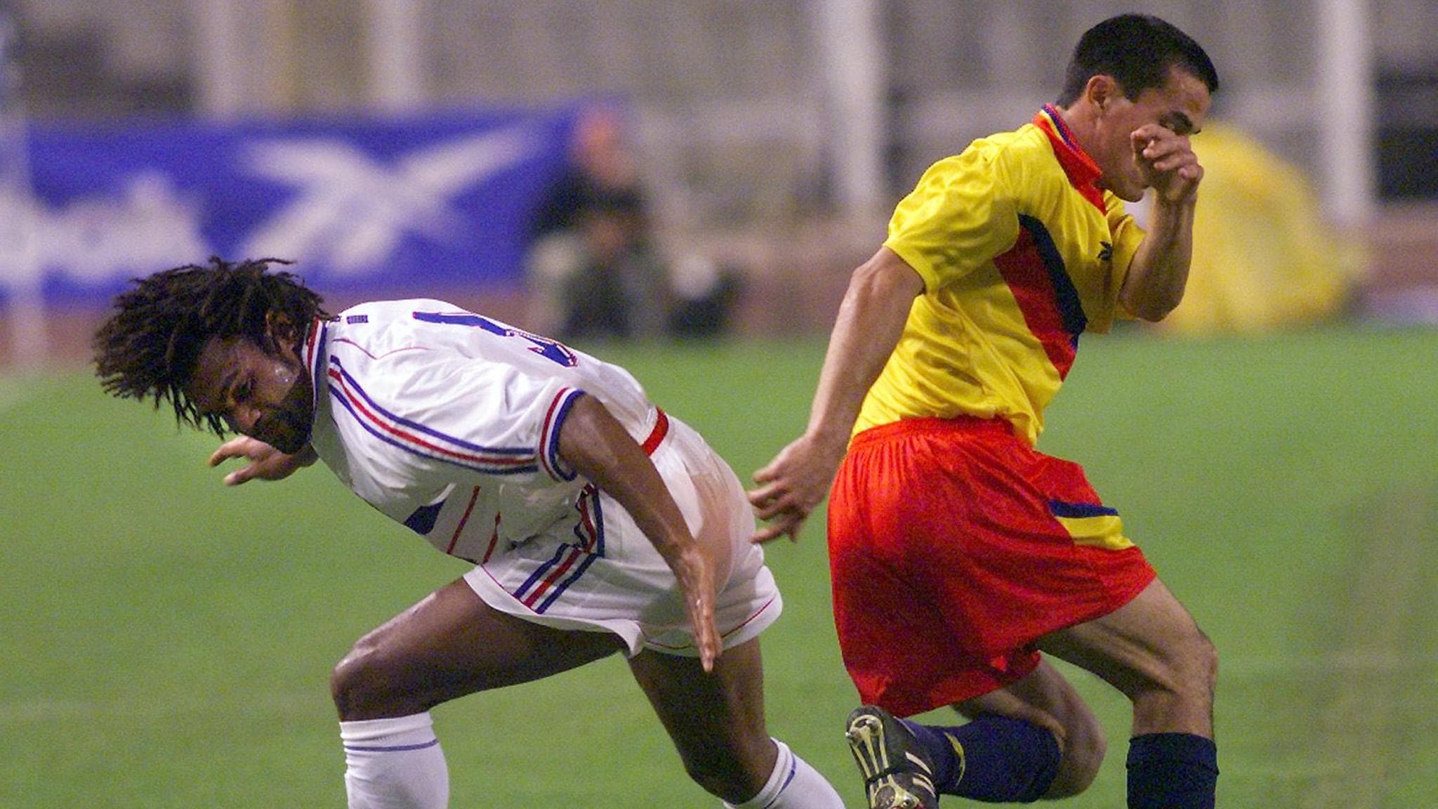 Le Français Christian Karembeu est aux prises avec l'andorran Jose Manuel Txema (D) lors de la rencontre opposant l'Andorre à la France comptant pour les éliminatoires de la Coupe d'Europe, le 09 juin 1999 à Barcelone