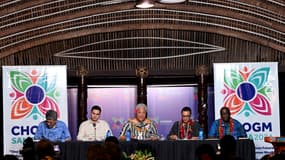 De gauche à droite, le ministre des Affaires étrangères de Malaisie Mohamad Hasan, le ministre des Affaires étrangères de Malte Ian Borh, le Premier ministre de Samoa Fiame Naomi Mata'afa, la secrétaire générale du Commonwealth Patricia Scotland et le ministre des Affaires étrangères du Rwanda Olivier Nduhungirehe lors de la réunion des chefs de gouvernement du Commonwealth (CHOGM) à Apia, le 26 octobre 2024.
