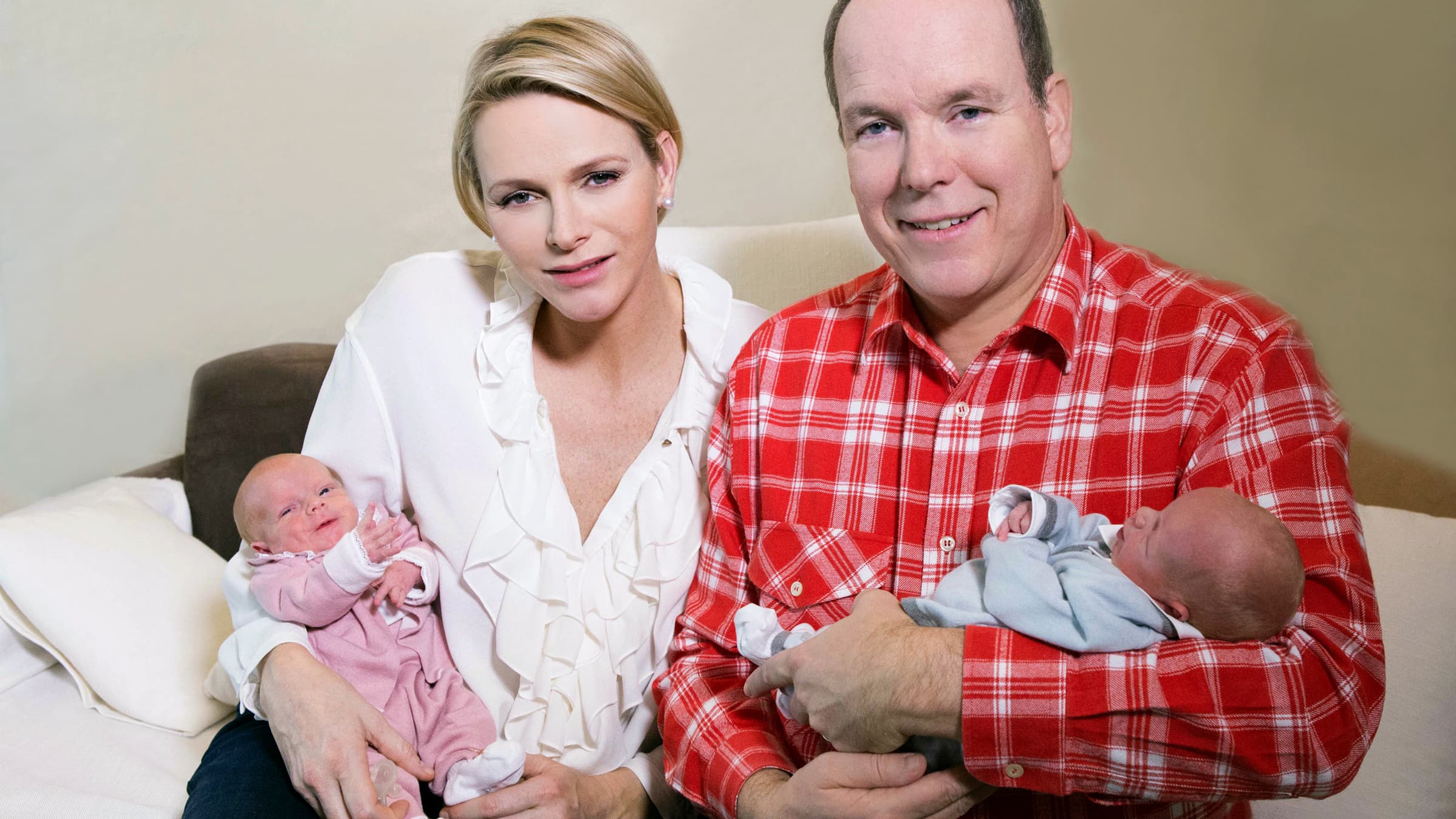 Albert et Charlène de Monaco posent avec leurs enfants, Jacques et Gabriella. Albert et Charlène de Monaco posent avec leurs enfants, Jacques et Gabriella.