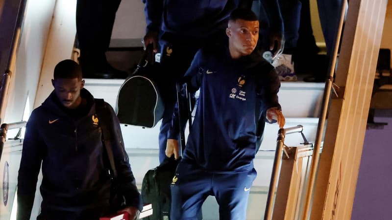 Kylian Mbappé et Ousmane Dembélé descendent de l'avion le 19 décembre 2022