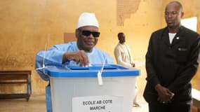 Le président malien IBK en plein vote, dimanche dernier.