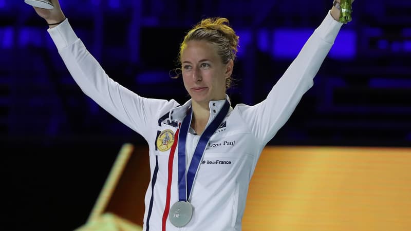Pauline Ranvier se pare d'argent au fleuret