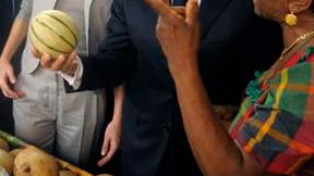 En compagnie de son épouse Carla, Nicolas Sarkozy visite un marché de Fort-de-France, en Martinique, au deuxième jour d'une tournée dans la région. Le chef de l'Etat a annoncé samedi une série de mesures pour accompagner une relance du tourisme aux Antill