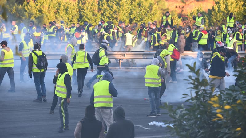 Les gilets jaunes à Bordeaux le 17 novembre, au péage de Virsac, largement délabré.