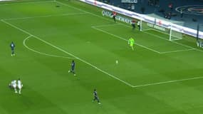 Un streaker est entré sur la pelouse lors de PSG-OM et a tenté de s'accrocher au poteau de Donnarumma, le 16 octobre 2022