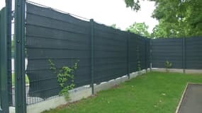 La bâche installée autour du groupe scolaire 