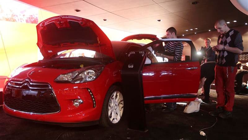 Préparation du stand Citroën au Mondial de l'automobile, qui ouvre ses portes au grand public samedi à Paris. Dans un contexte de crise, les modèles low cost et premium, ressorts actuels du marché, y tiendront la vedette./Photo prise le 26 septembre 2012/