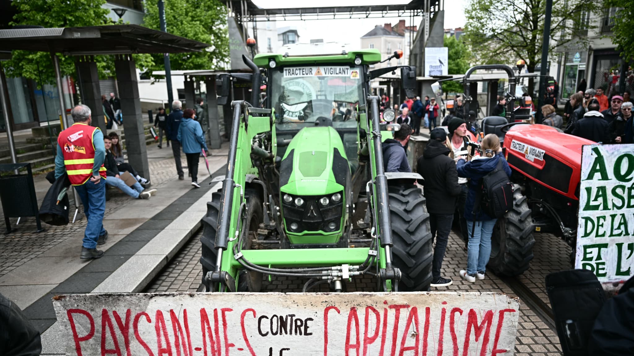 Des agriculteurs sont également présents en ce 1er mai, comme ici à Nantes Des agriculteurs sont également présents en ce 1er mai, comme ici à Nantes