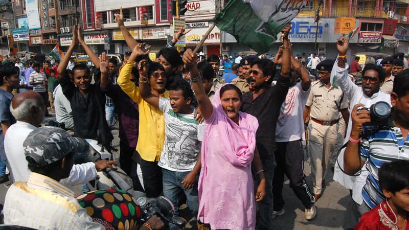 De nombreux manifestants sont descendus dans les rues de Raipur, capitale de l'Etat de Chhattisgarh, où 13 femmes sont décédées après avoir subi une stérilisation.